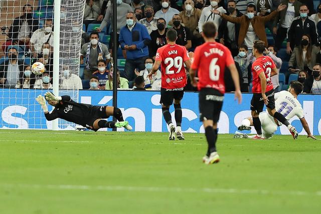 周琦扭伤膝盖痛苦倒地 被担架抬出球场